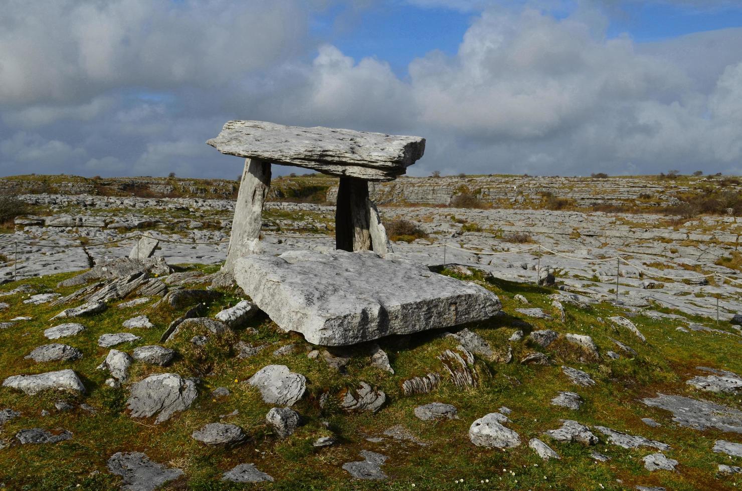 Poulnabrone-Dolmen aus Stein in Irland foto