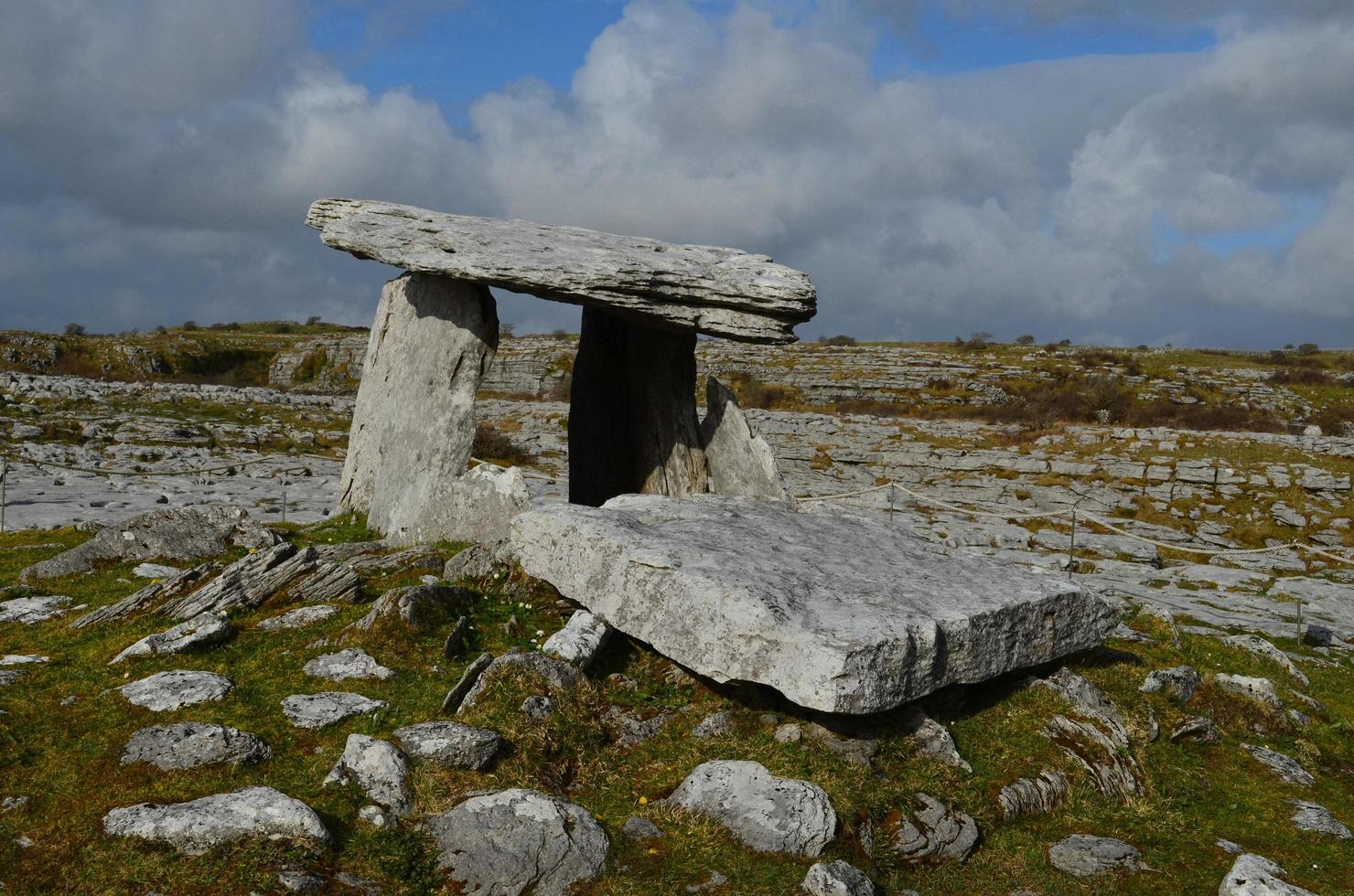 Großes Felsenportalgrab in Irland foto