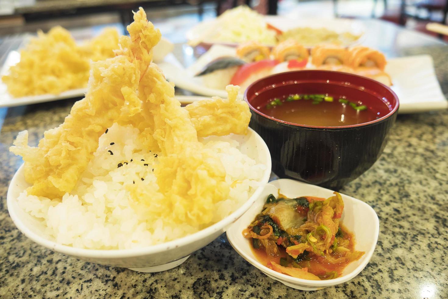 frisches buntes japanisches essen auf dem weißen teller, selektiv fokussiert foto