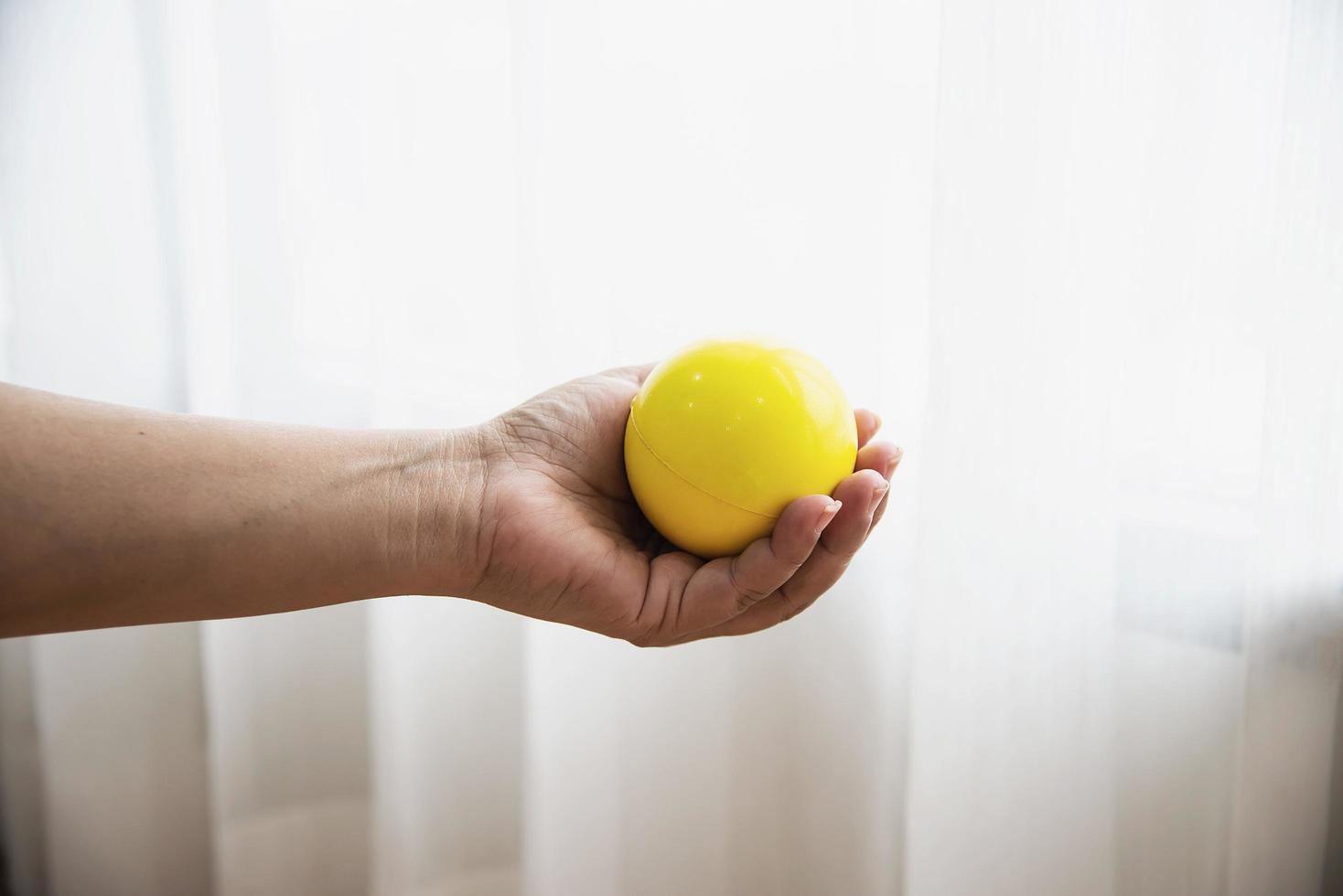 weicher Finger- und Handübungsball in geduldiger Hand - medizinisches Konzept im Gesundheitswesen foto