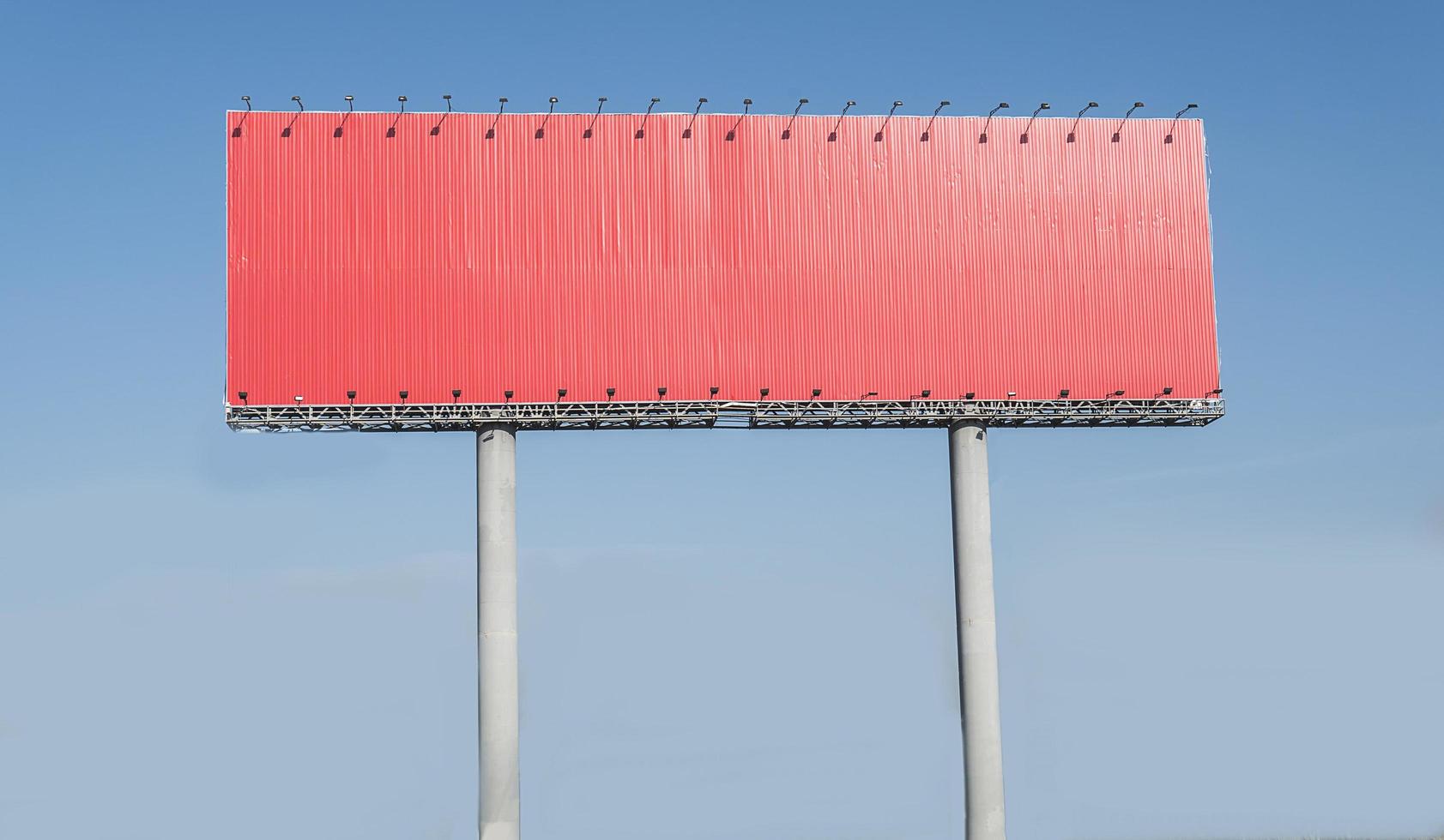 leere rote Autobahn-Plakatwand über blauem Himmelshintergrund, Ihr Text hier foto