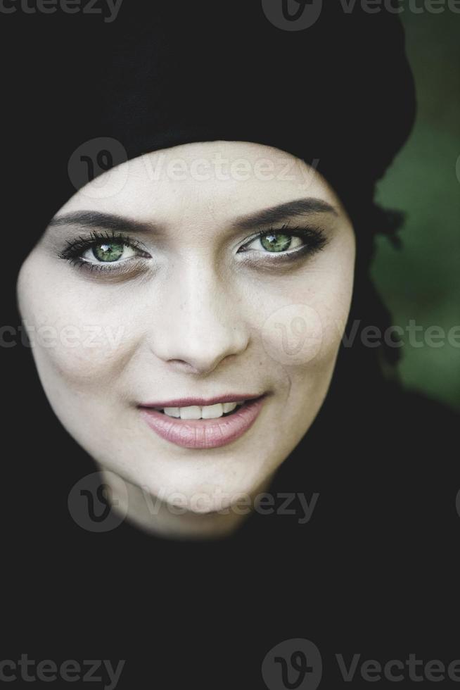 Porträt einer schönen muslimischen Frau. junge arabische frau im hijab. foto