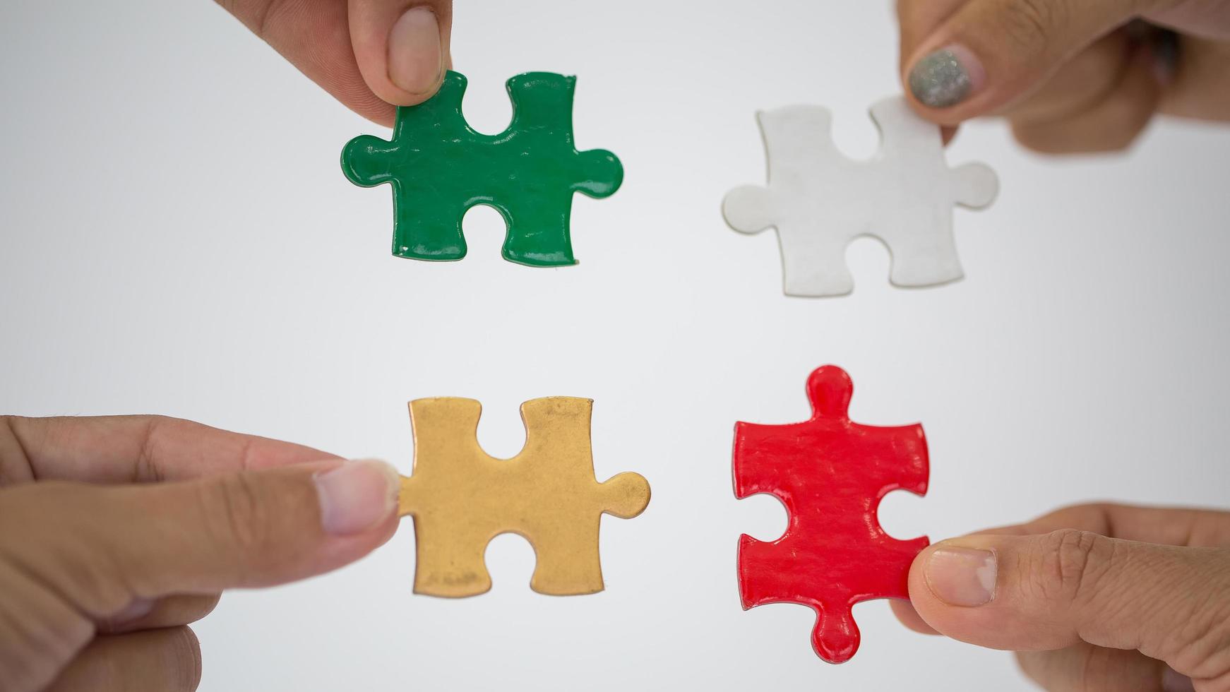 gruppe von geschäftsleuten, die puzzle zusammenbauen foto