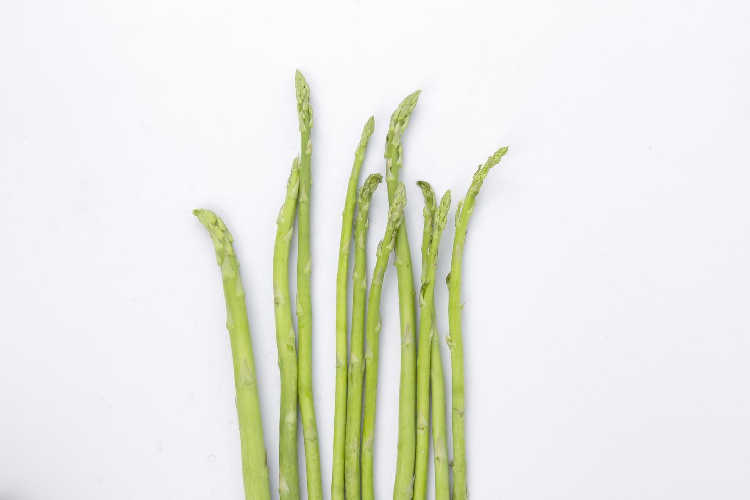 grüner Spargel Gemüse isoliert auf weißem Hintergrund foto