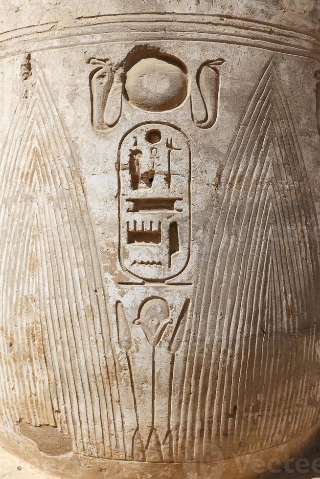 ägyptische hieroglyphen im medinet habu tempel, luxor, ägypten foto