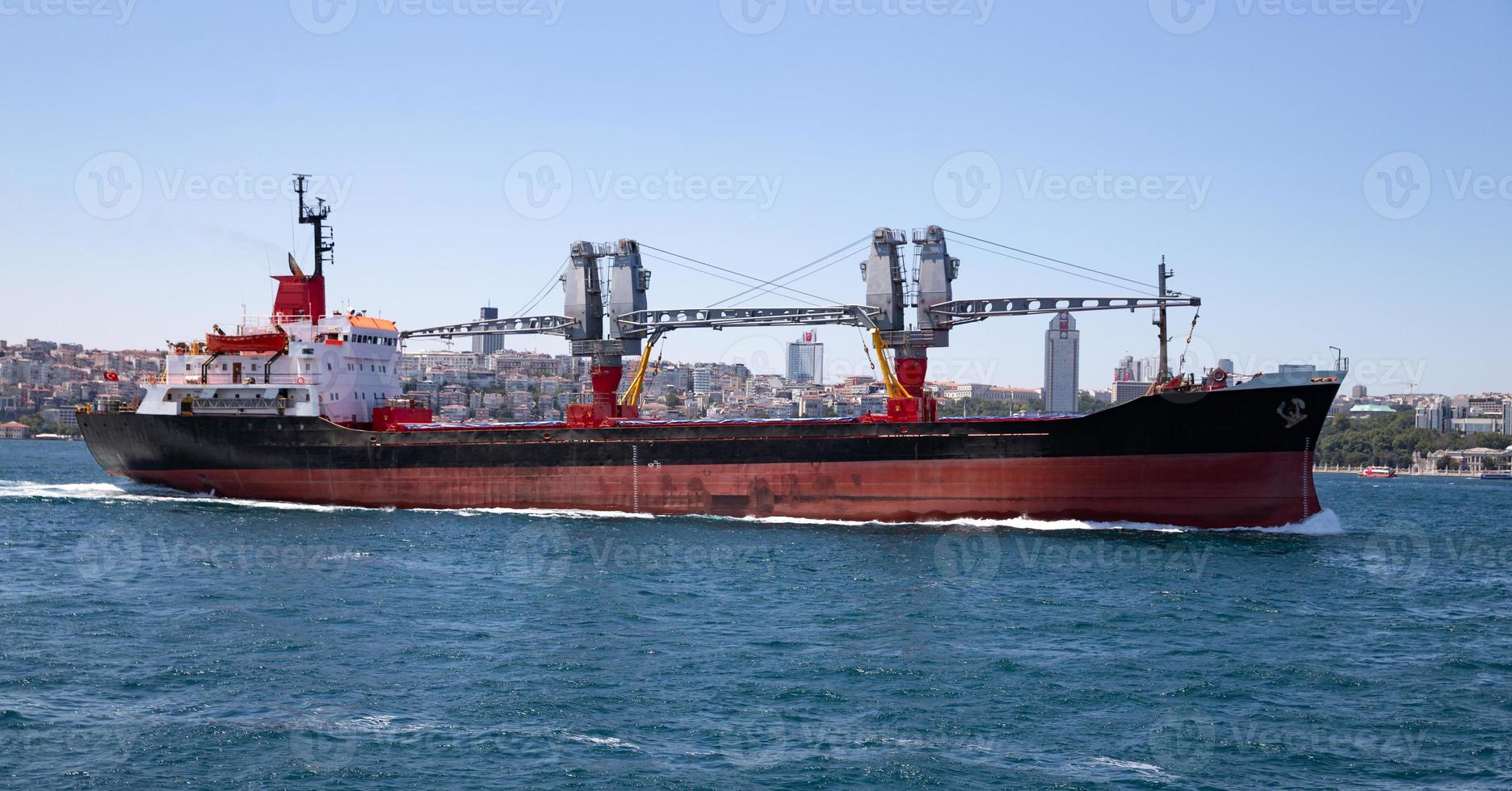 Frachtschiff im Meer foto