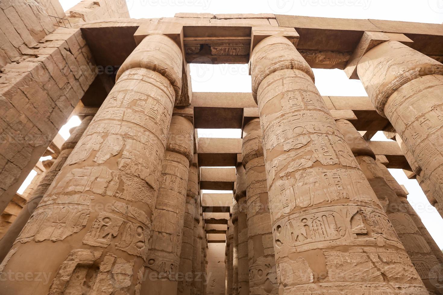 Säulen in der Säulenhalle des Karnak-Tempels, Luxor, Ägypten foto