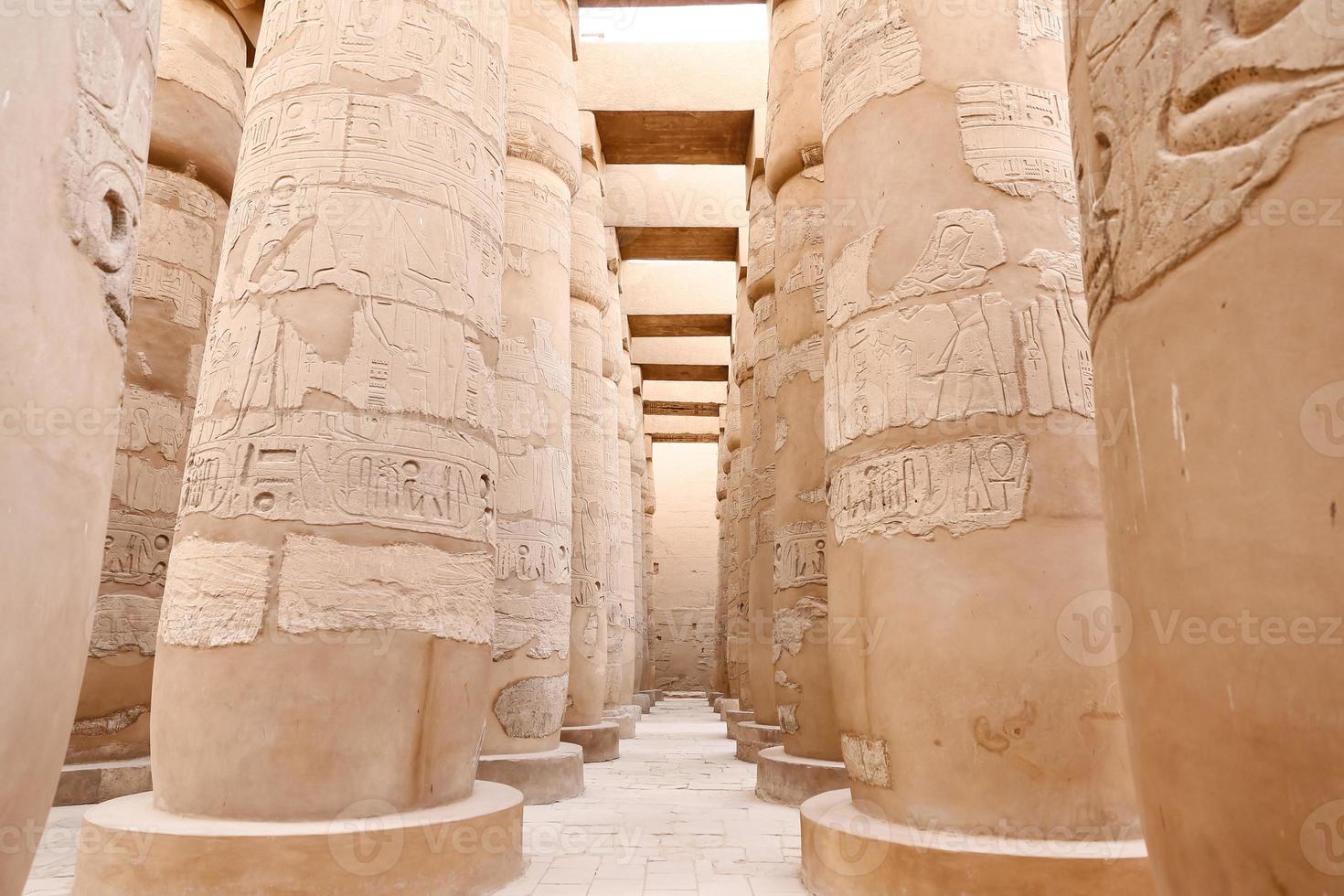 Säulen in der Säulenhalle des Karnak-Tempels, Luxor, Ägypten foto