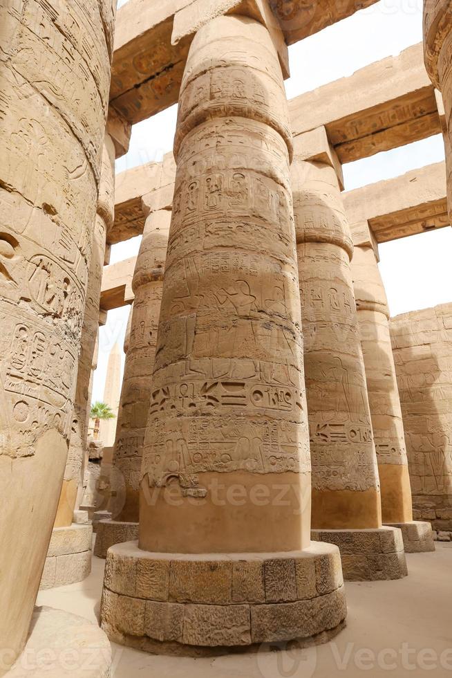 Säulen in der Säulenhalle des Karnak-Tempels, Luxor, Ägypten foto