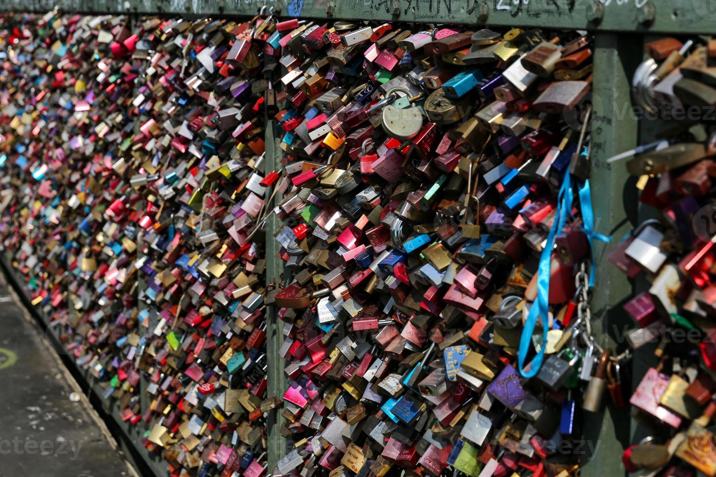 Vorhängeschloss auf Hohenzollernbrücke in Köln, Deutschland foto