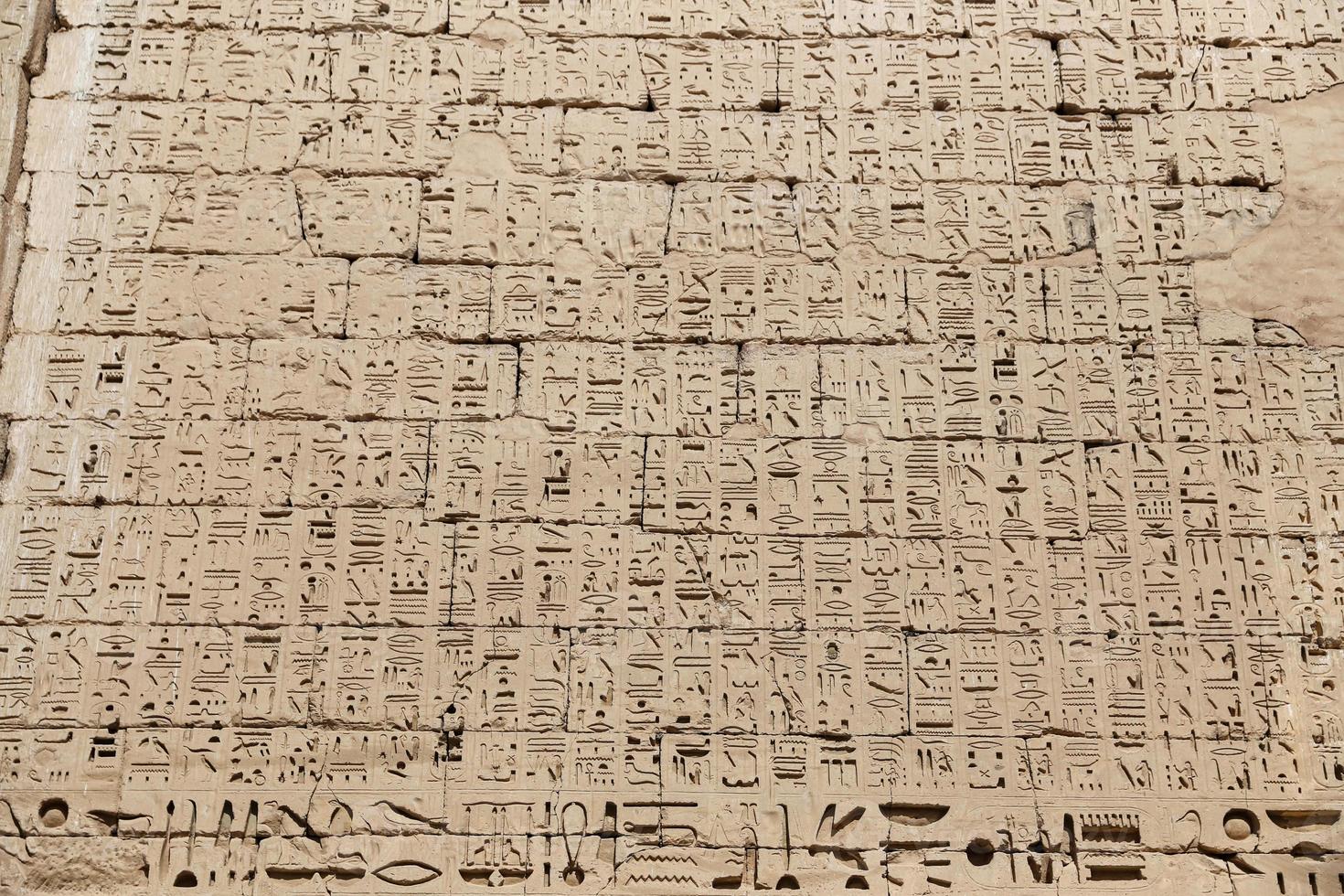 ägyptische hieroglyphen im medinet habu tempel, luxor, ägypten foto