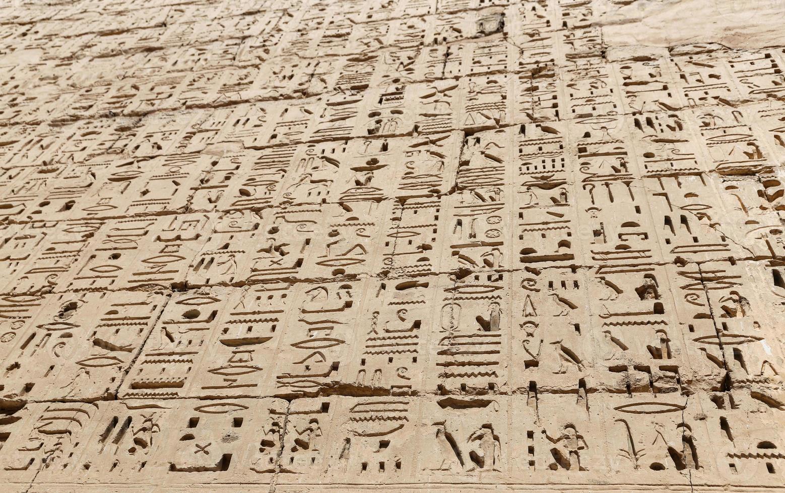 ägyptische hieroglyphen im medinet habu tempel, luxor, ägypten foto