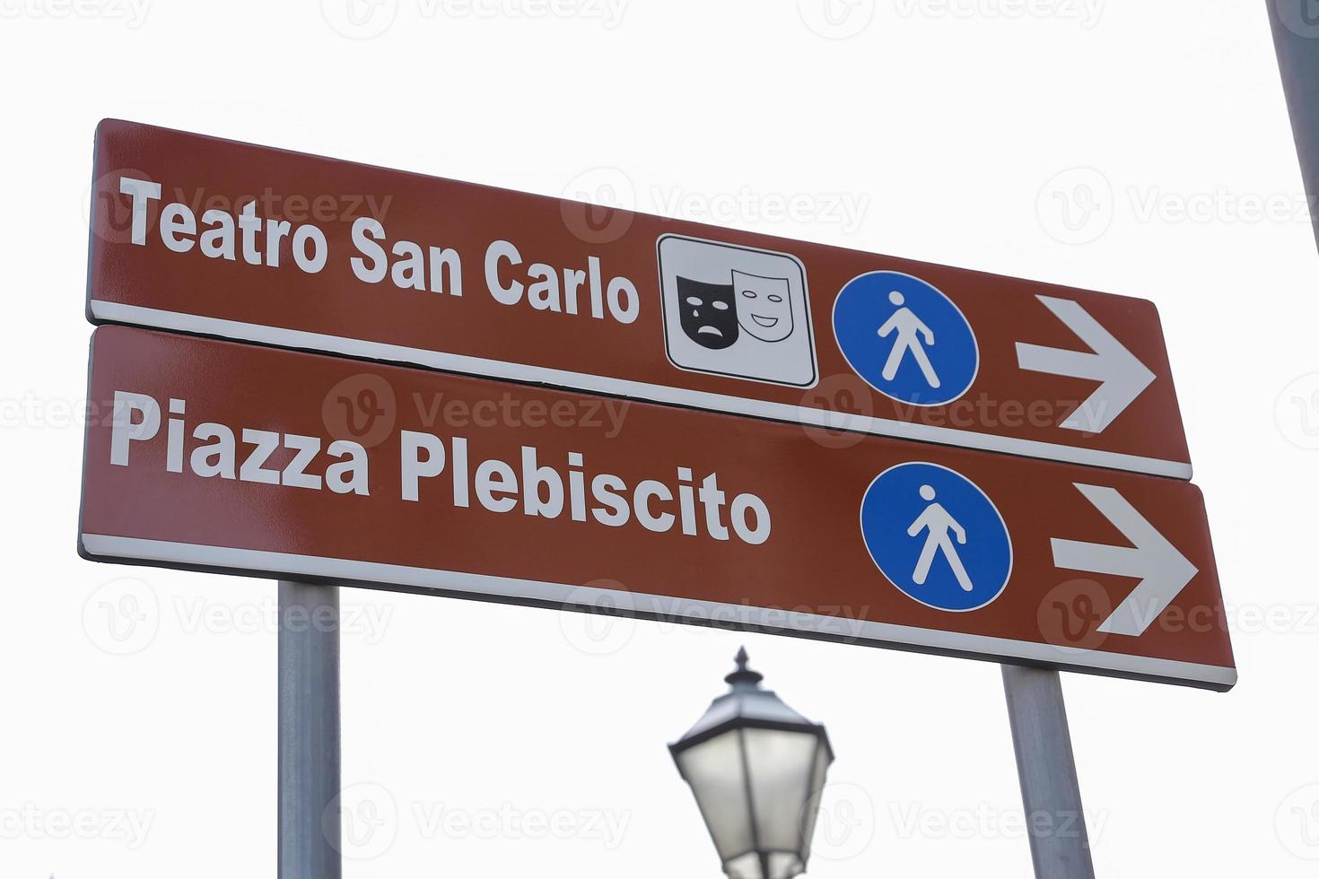 Teatro San Carlo und Piazza Plebiscito Straßenschild in Neapel, Italien foto