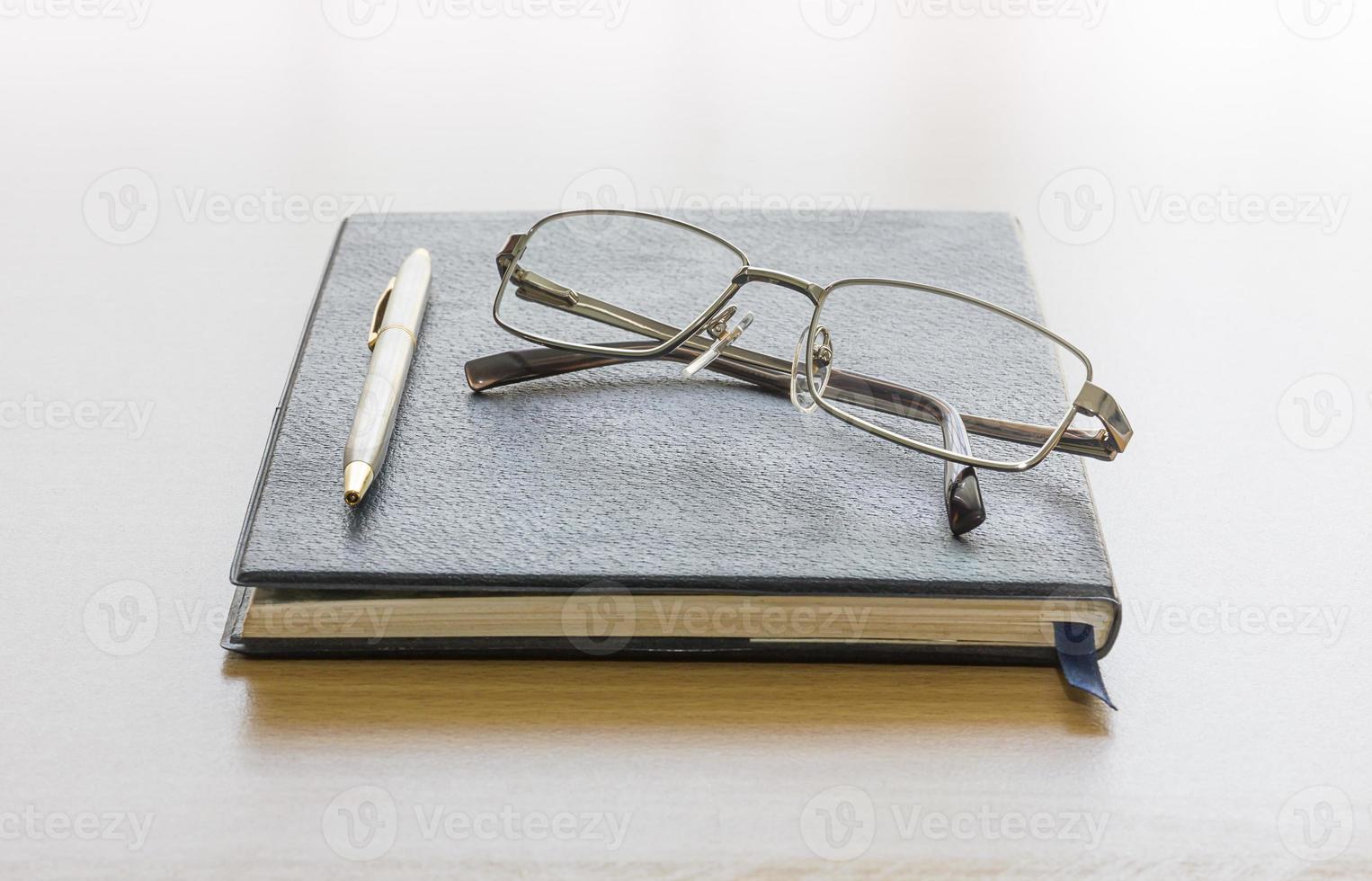 schwarzes buch mit brille foto