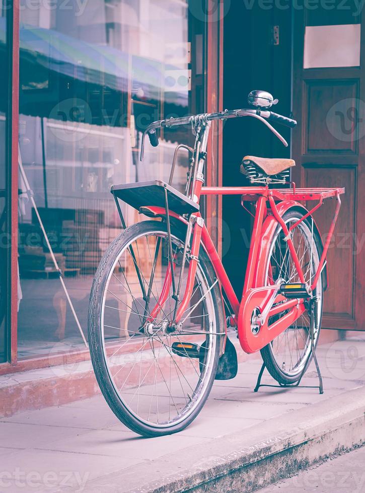 Rotes Fahrrad, das auf der Straße steht foto