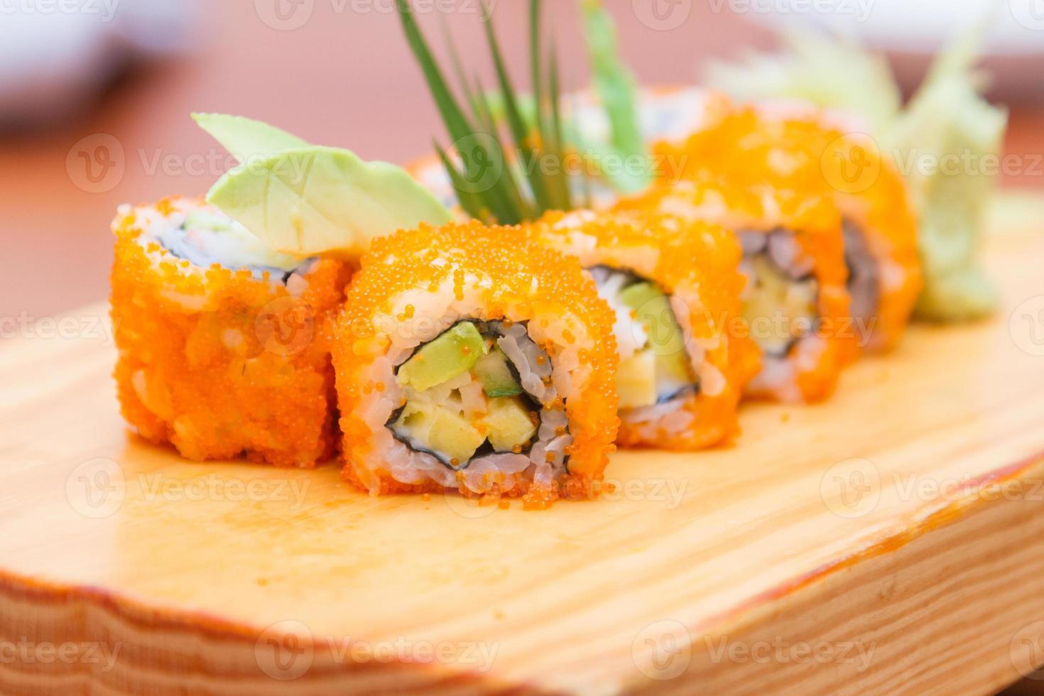 Sushi, japanisches Essen, California Rolls auf Holzplatte. foto