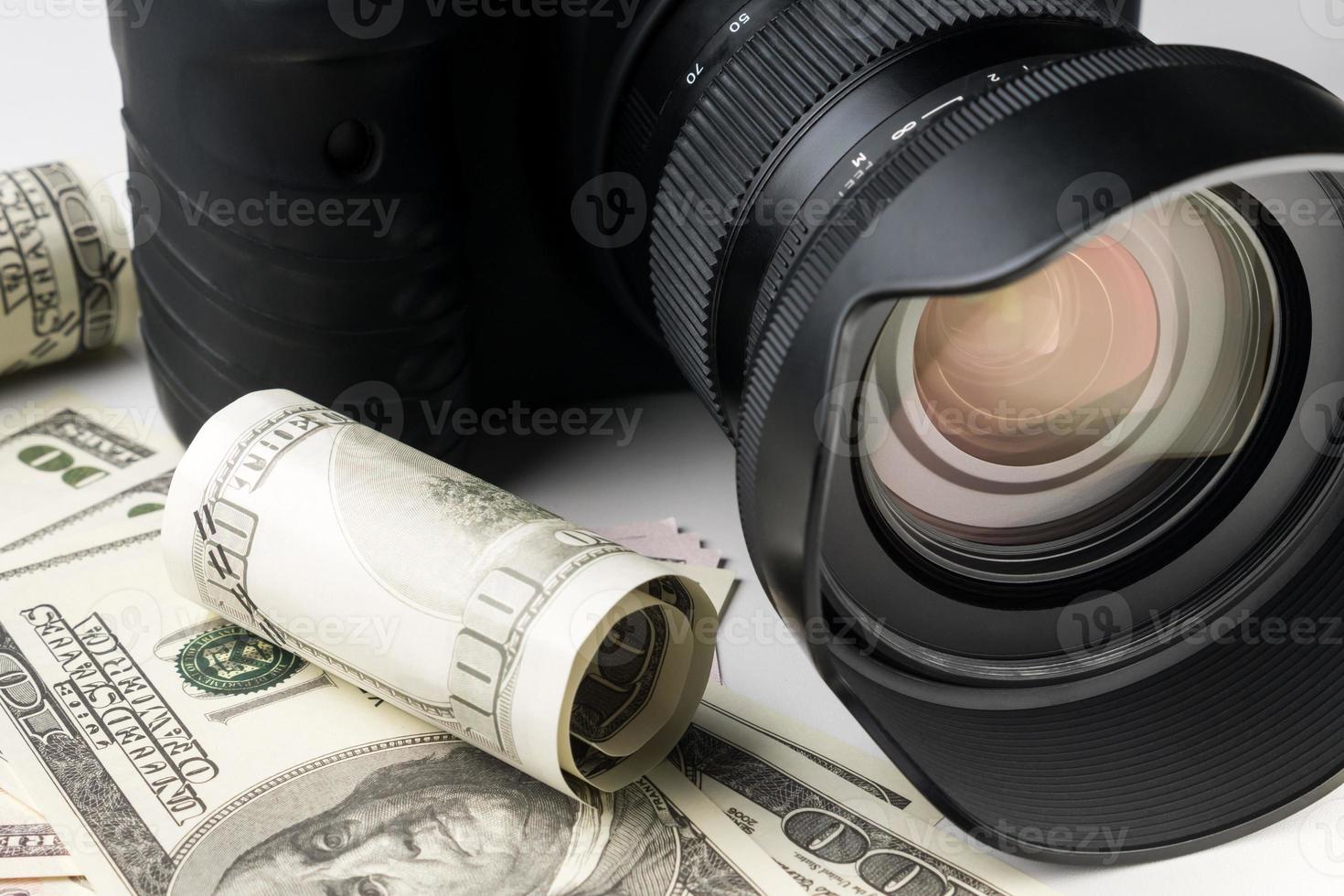 Nahaufnahme einer schwarzen Digitalkamera auf Banknoten mit weißem Hintergrund. foto