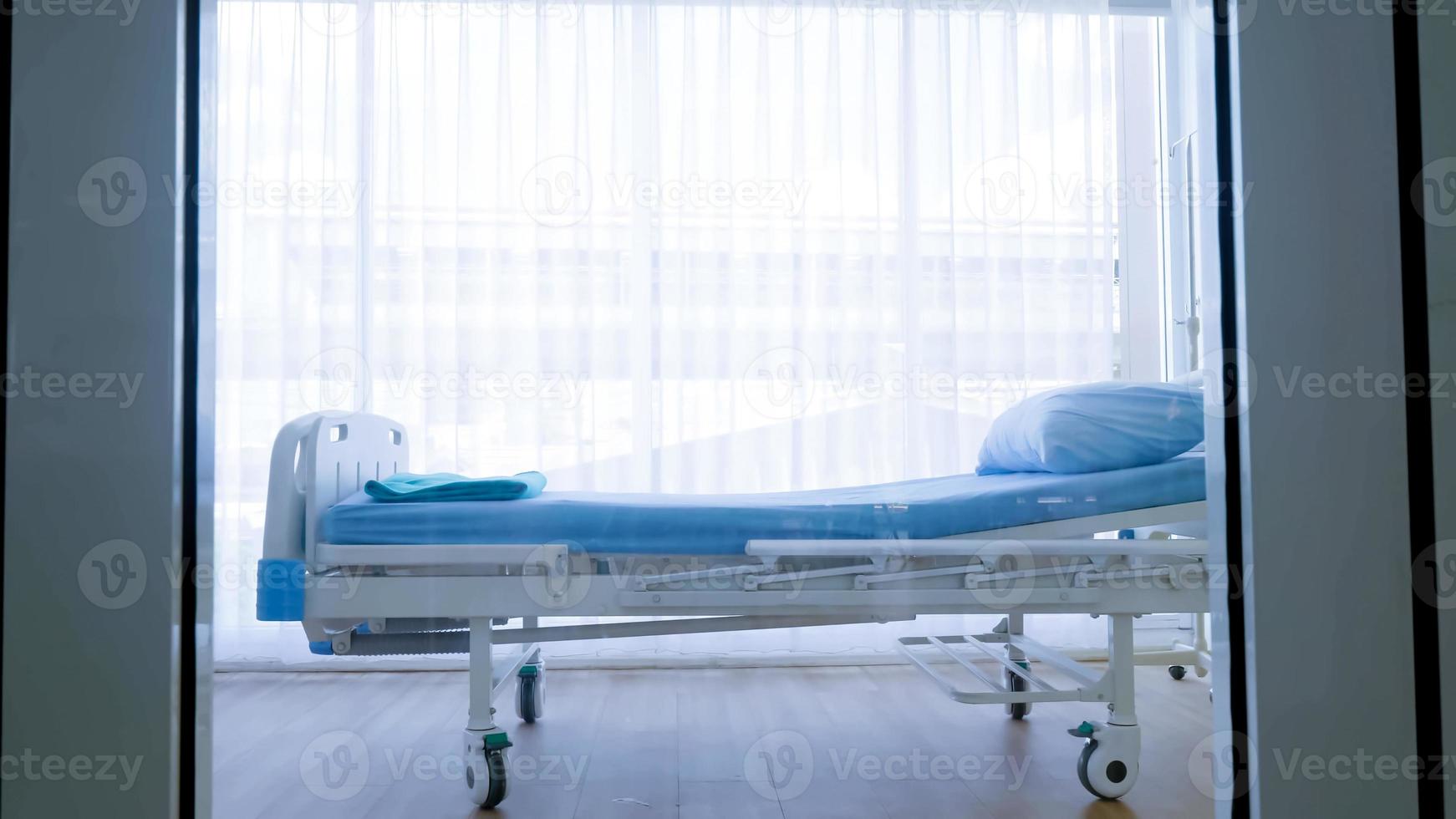 Schlafzimmer für Patienten in einem Krankenhaus, leeres Bett auf Krankenstation. foto