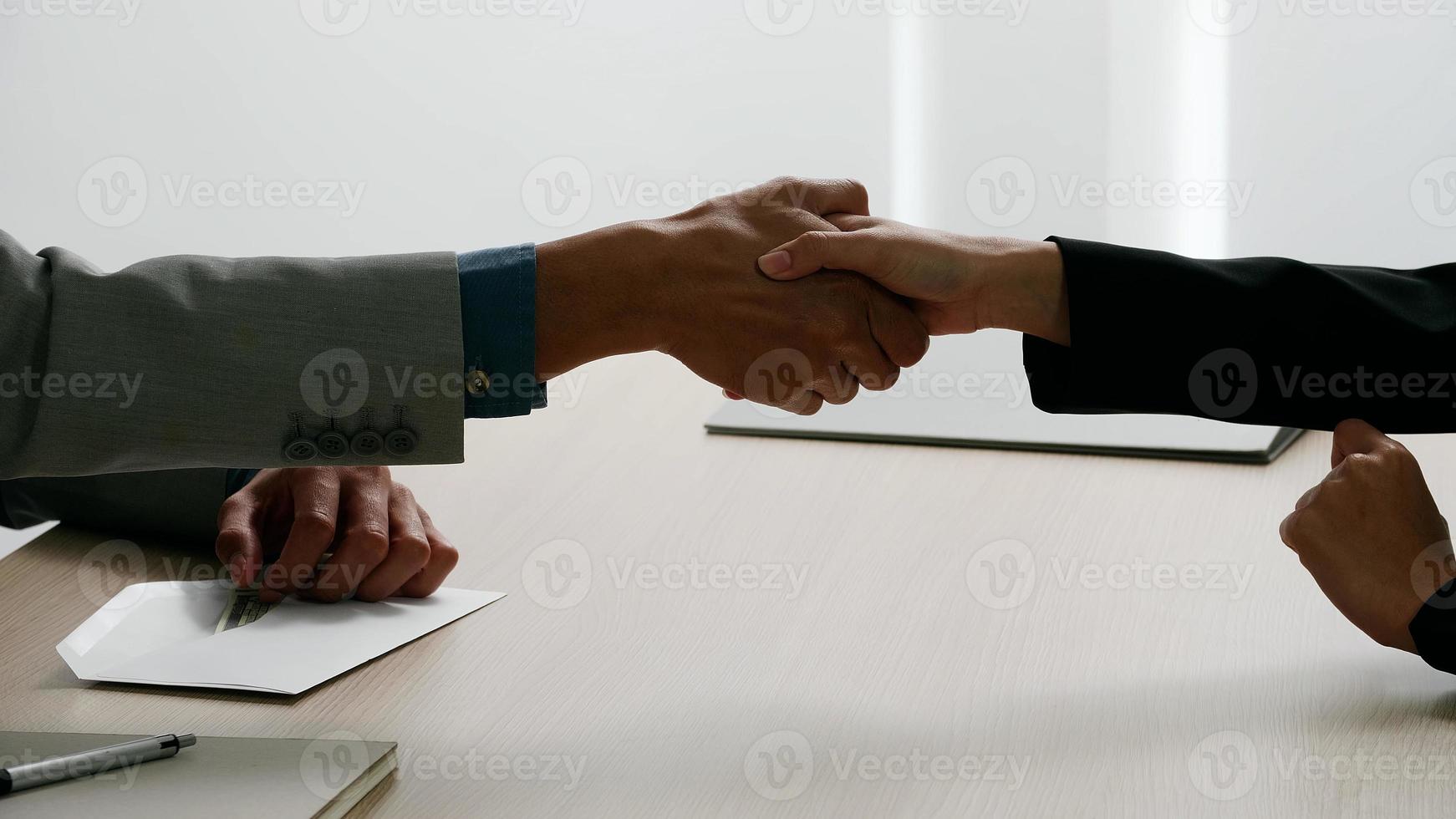 Geschäftsleute, die sich die Hand geben und ein Meeting beenden foto