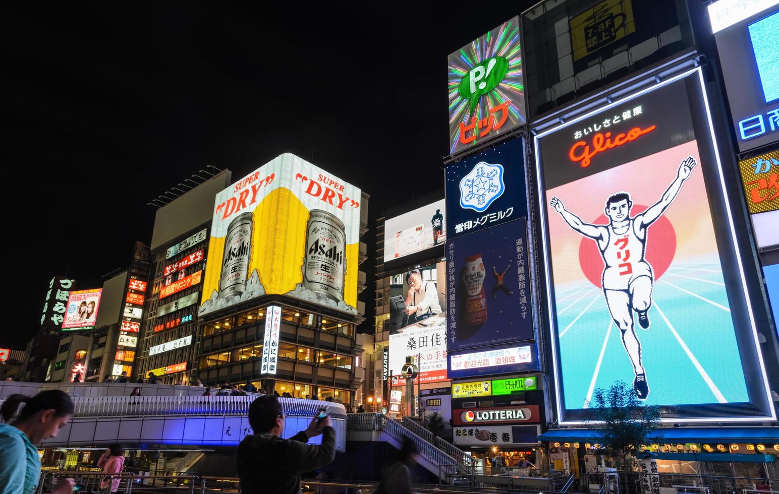 osaka, japan 2016-the glico man billboard und andere beleuchtete schilder in dontonbori, namba-bereich, osaka, japan. Dotombori ist ein beliebtes Ausgeh- und Unterhaltungsviertel in Osaka. Japan foto