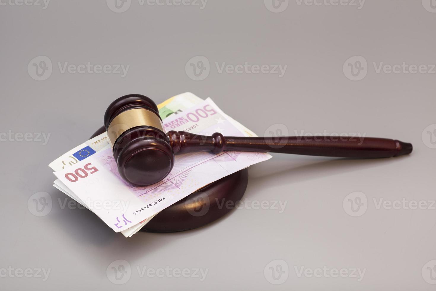 Richter Hammer und Euro Banknoten auf grau isoliert foto