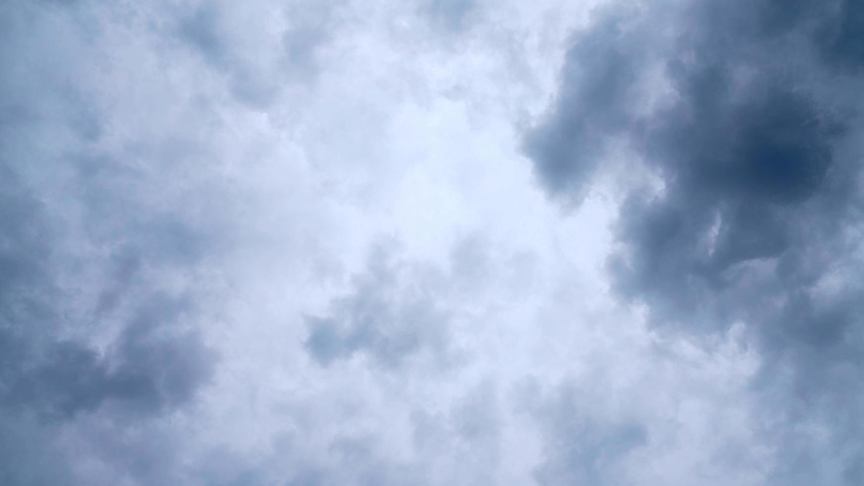 strukturierte Wolke, abstrakt weiß, isoliert auf schwarzem Hintergrund foto