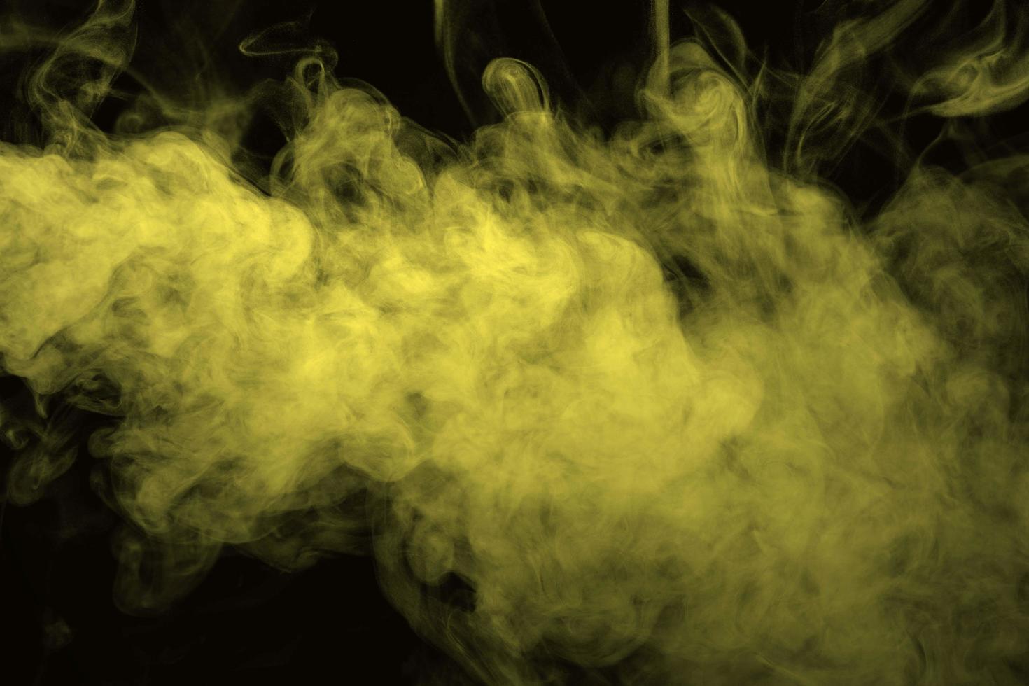 abstrakter goldener rauch lokalisiert auf schwarzem hintergrund foto