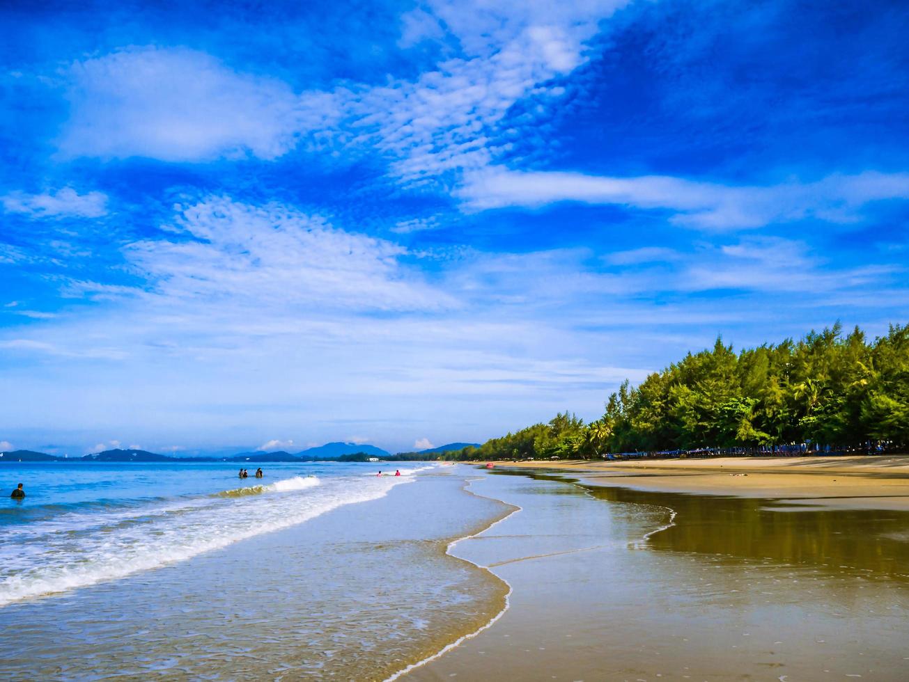 tropischer idyllischer ozeanblauer himmel und schöner strand in der urlaubszeit, urlaub am strand, sommerkonzept. thailand foto