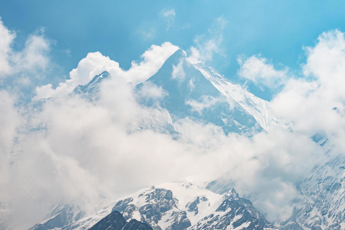 machapuchare oder mount fish tail mountains hinter den wolken in nepal. der unbesteigbare nepalesische berg machapuchare, einer der am wenigsten besuchten orte der erde. foto