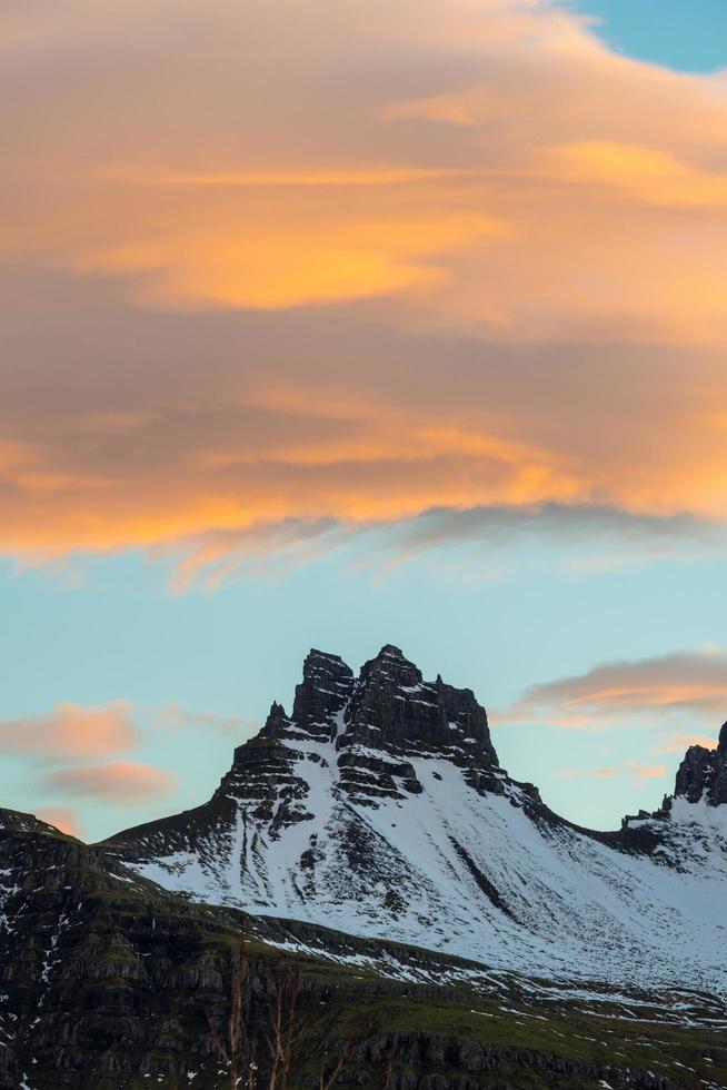 der schöne berg und die spektakulären wolken während des sonnenuntergangs in der stadt stoovarfjorour in ostisland. foto