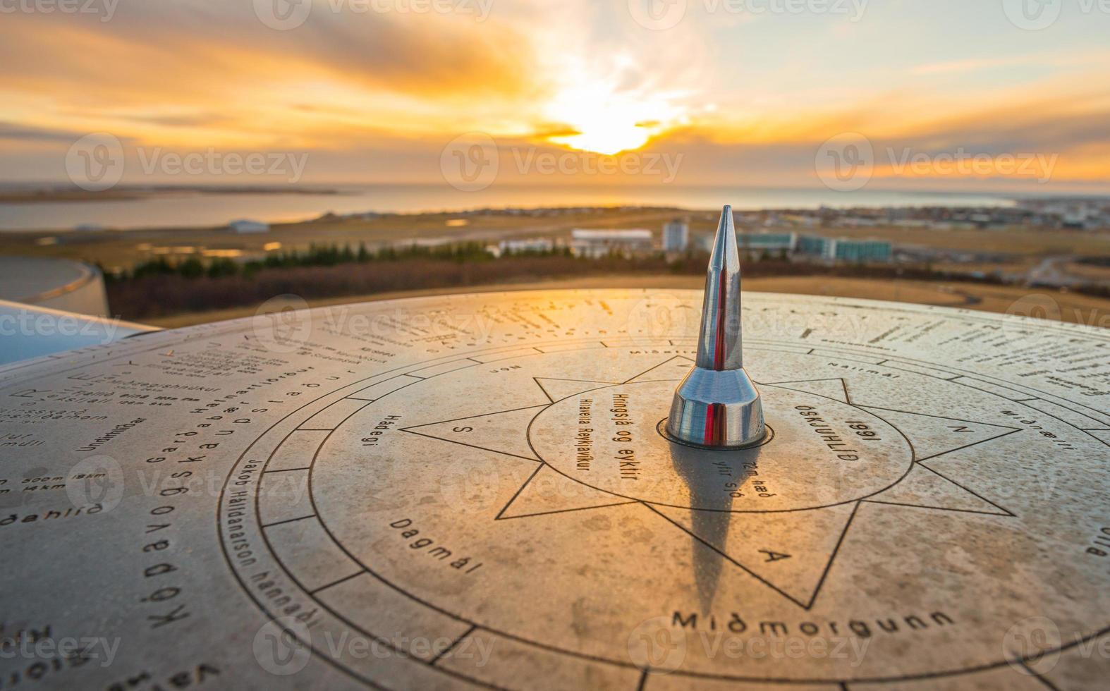 der sonnenkompass von island befindet sich auf dem perlan-gebäude auf dem hügel von reykjavik, den hauptstädten von island. Ein Kompass ist ein Gerät, das die Richtung anzeigt. foto