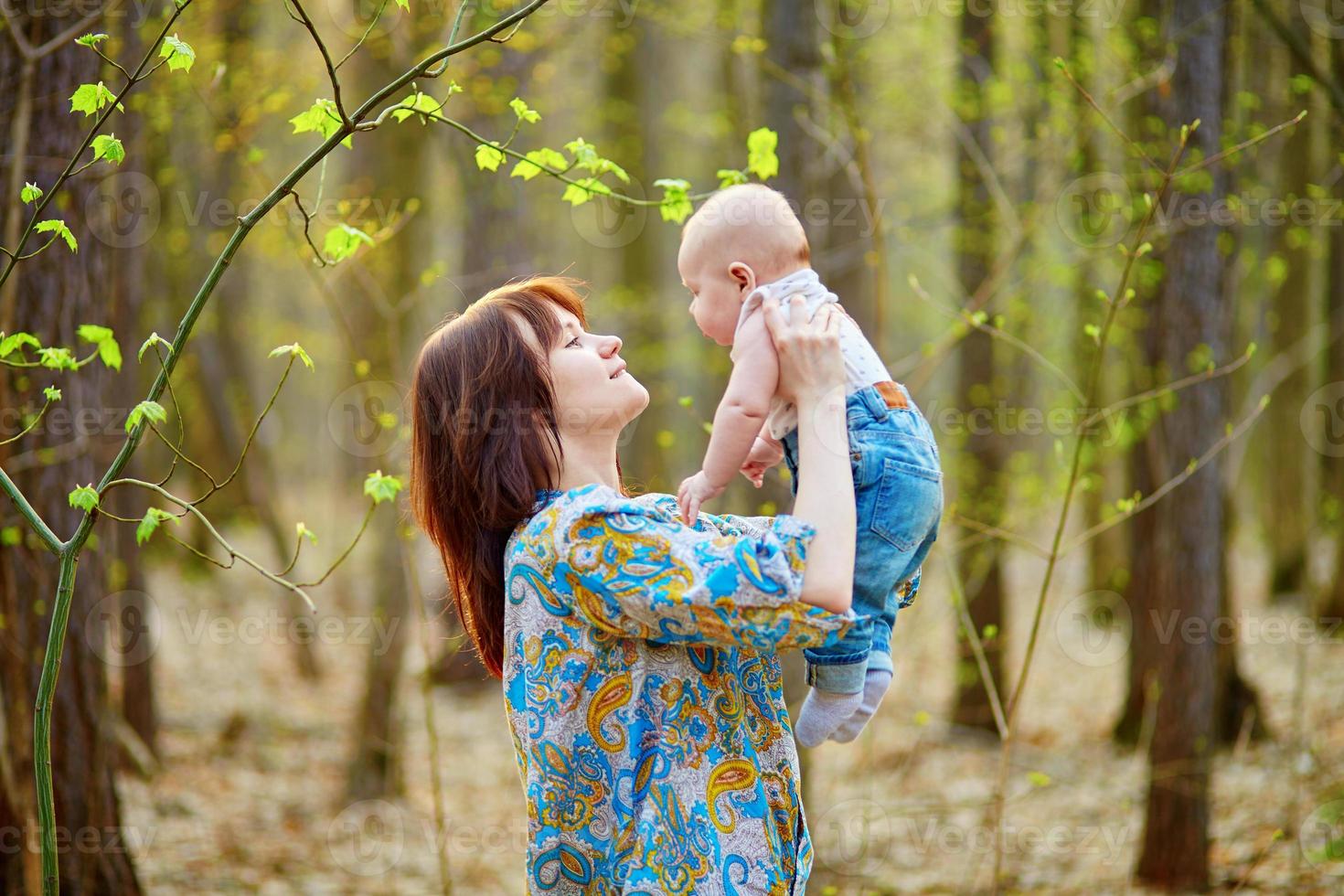 junge Mutter mit ihrem kleinen Sohn an einem Frühlingstag foto