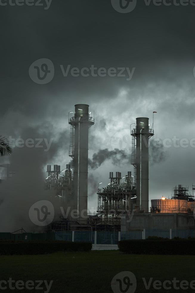 Kraftwerk mit Rohren und Rauch in Regenwolke. rayong thailand. foto