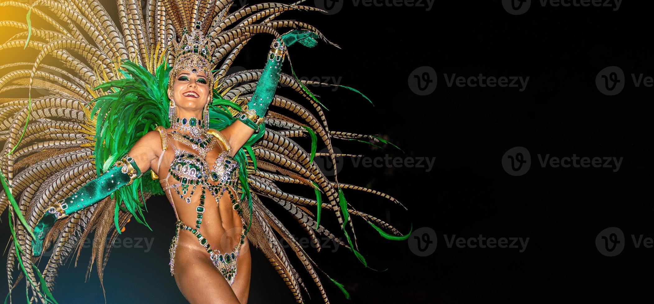 Brasilianer mit Samba-Kostüm. schöne brasilianische frau, die bunte kostüme trägt und während der carnaval street parade in brasilien lächelt. foto