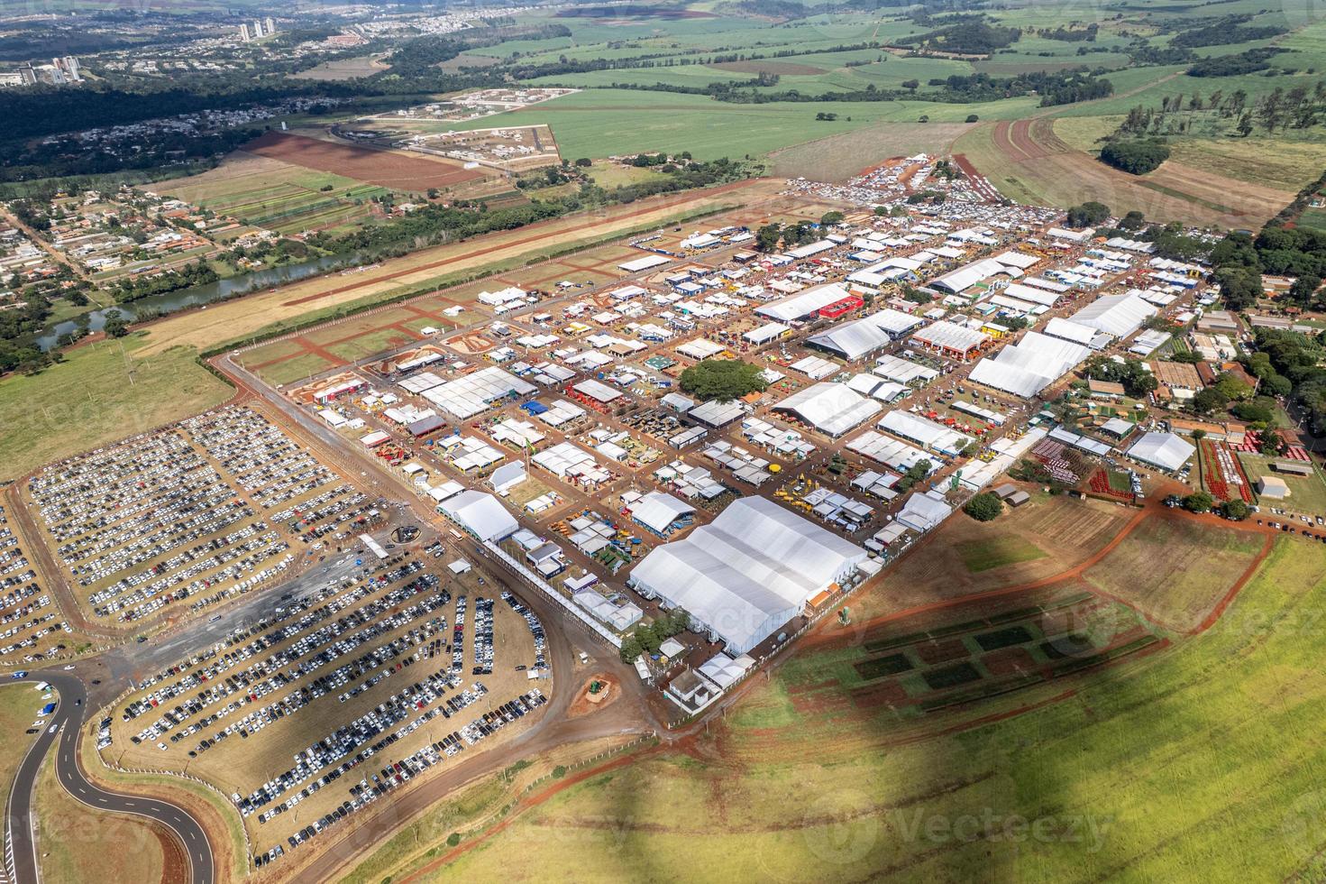 luftaufnahme der agrishow, internationale fachmesse für landtechnik, ribeirao preto, sao paulo, brasilien. foto