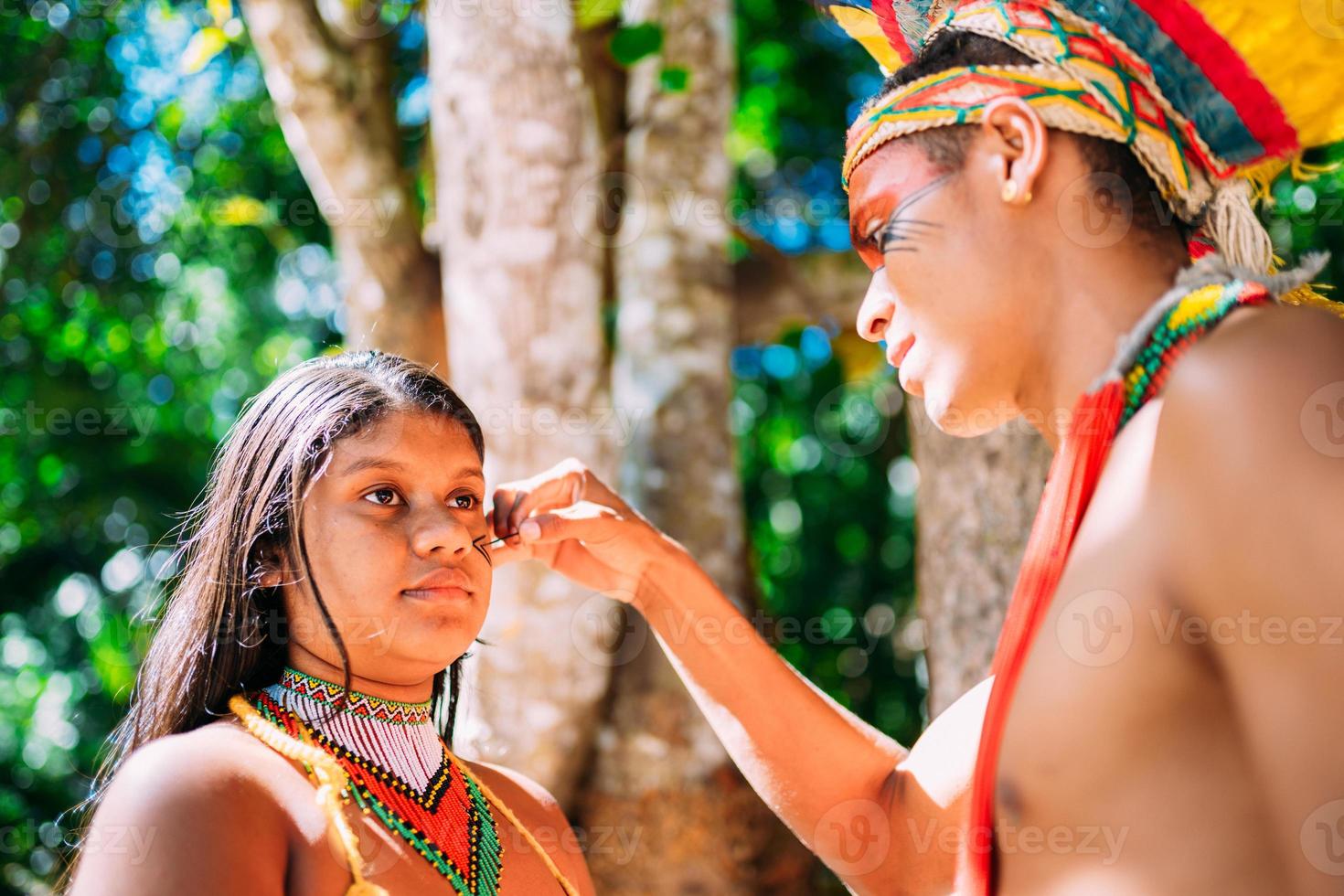 Porträt eines jungen Mädchens indigener Pataxo-Ethnie, das Gesichtsbemalung macht foto