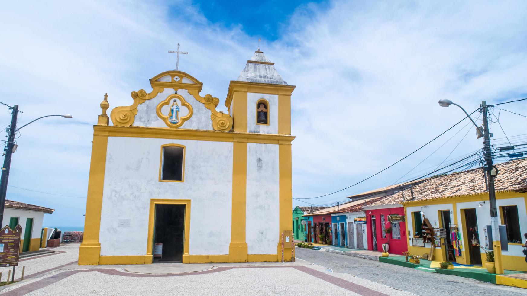 arraial dajuda - bahia - brasilien - ca. januar 2021 - kirche nossa senhora da ajuda, im historischen zentrum der gemeinde arraial dajuda, im süden von bahia. foto