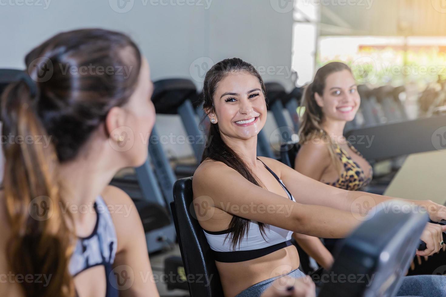 junge mädchen, die in einem fitnessstudio radfahren foto