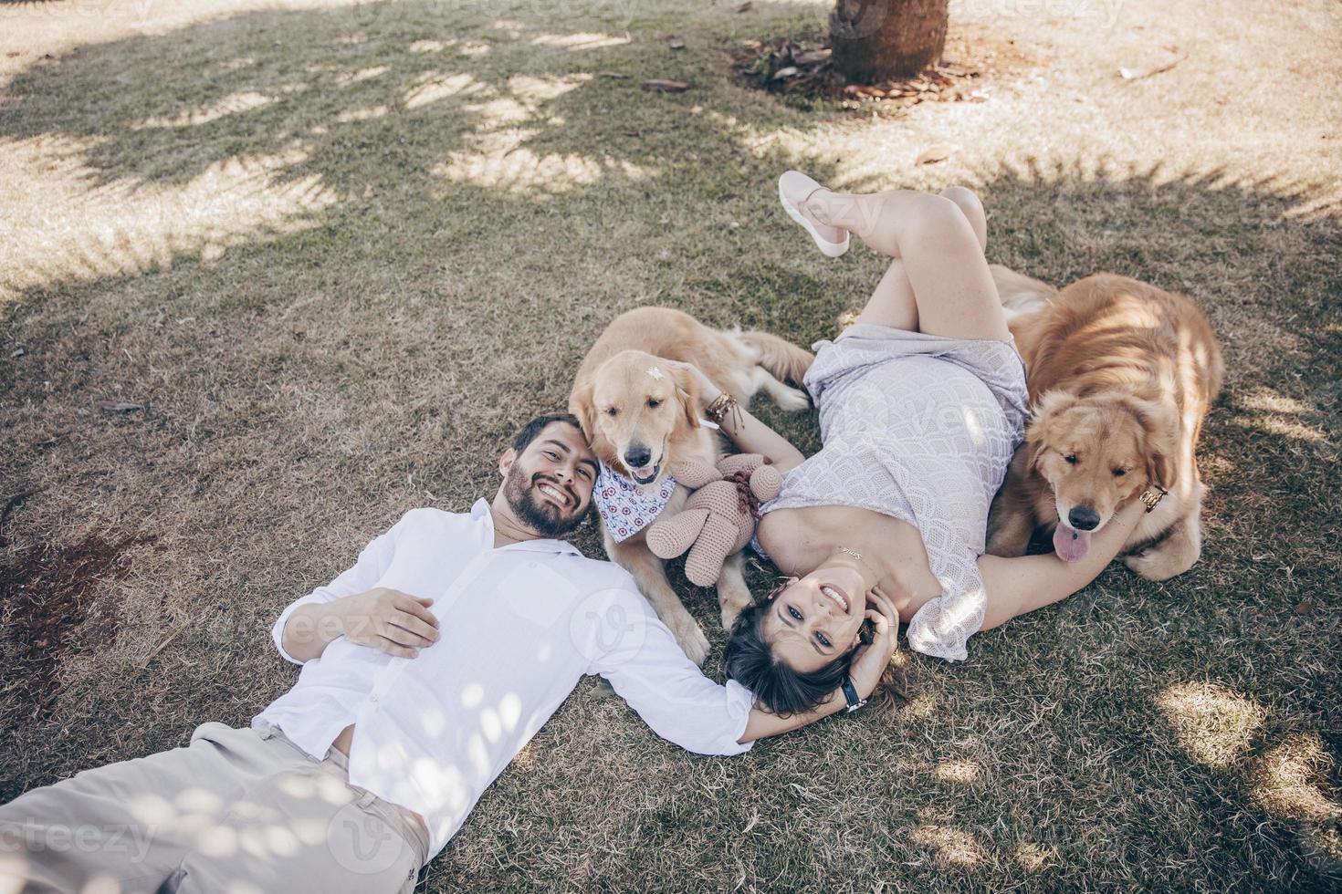 Paarschwangerschaftsfotos mit Hunden foto