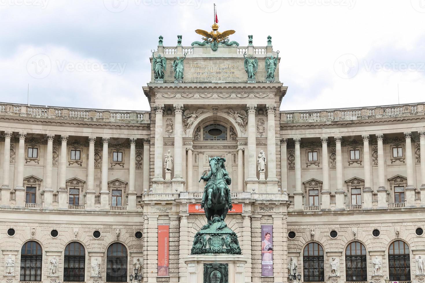 statue vor dem flügel neue burg in der hofburg, wien, österreich foto