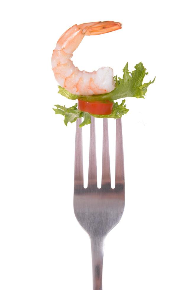 gemischter Salat auf Gabel isoliert auf weißem Hintergrund foto