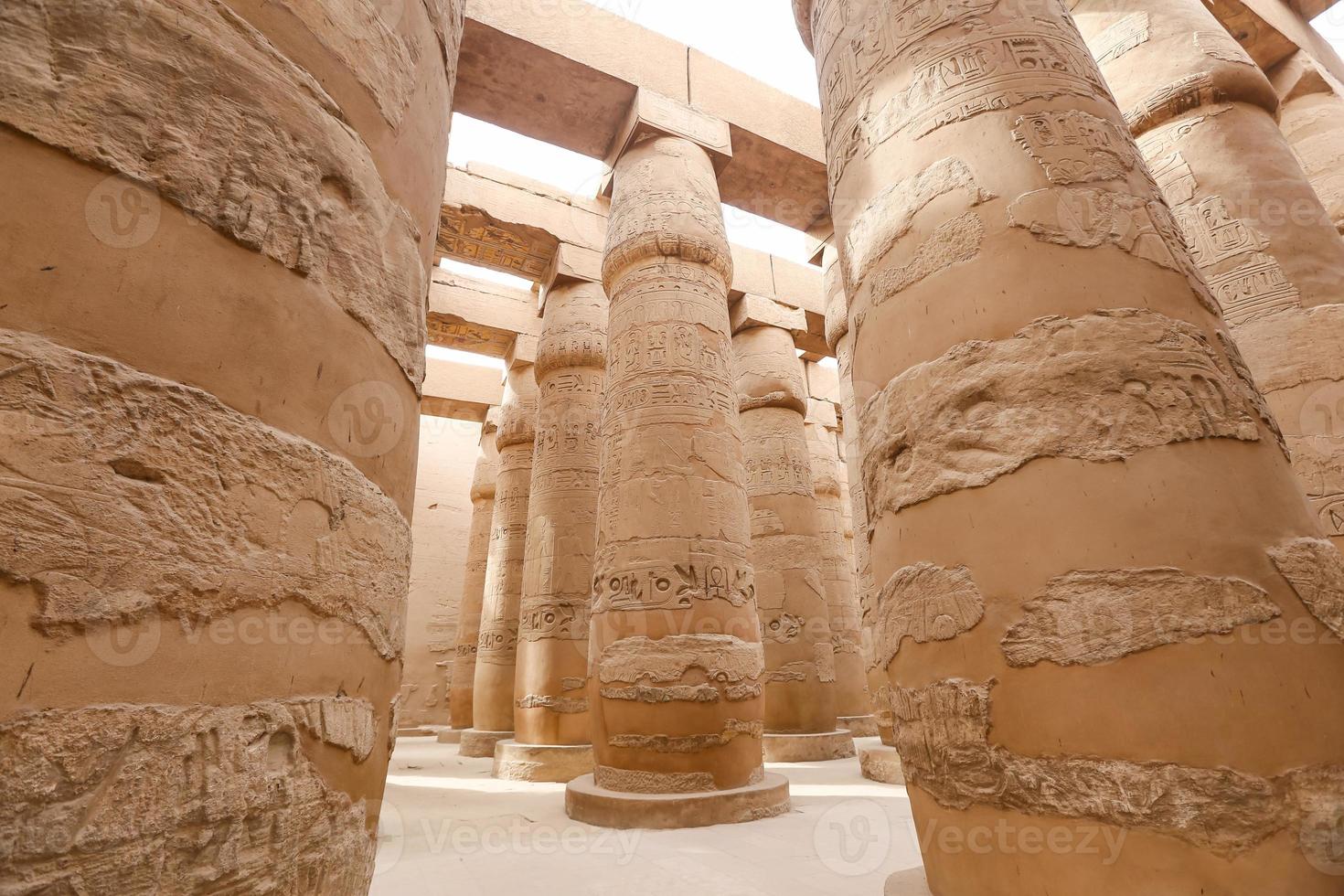 Säulen in der Säulenhalle des Karnak-Tempels, Luxor, Ägypten foto