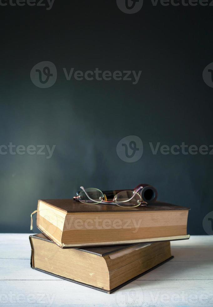 Brille und Pfeife auf altem Wörterbuch foto