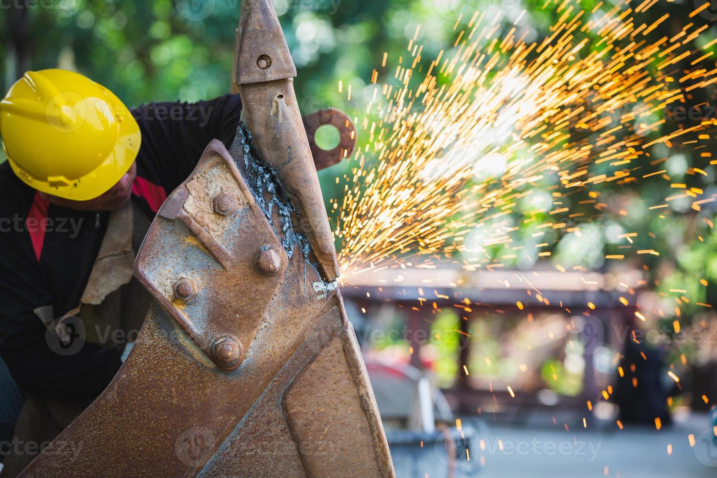 Metallarbeiter verwenden Handarbeit, Stahlschneidwerkzeuge, um Stahl zu schneiden. Metall schneiden. Schleifen von Stahl in einer Fabrik. foto