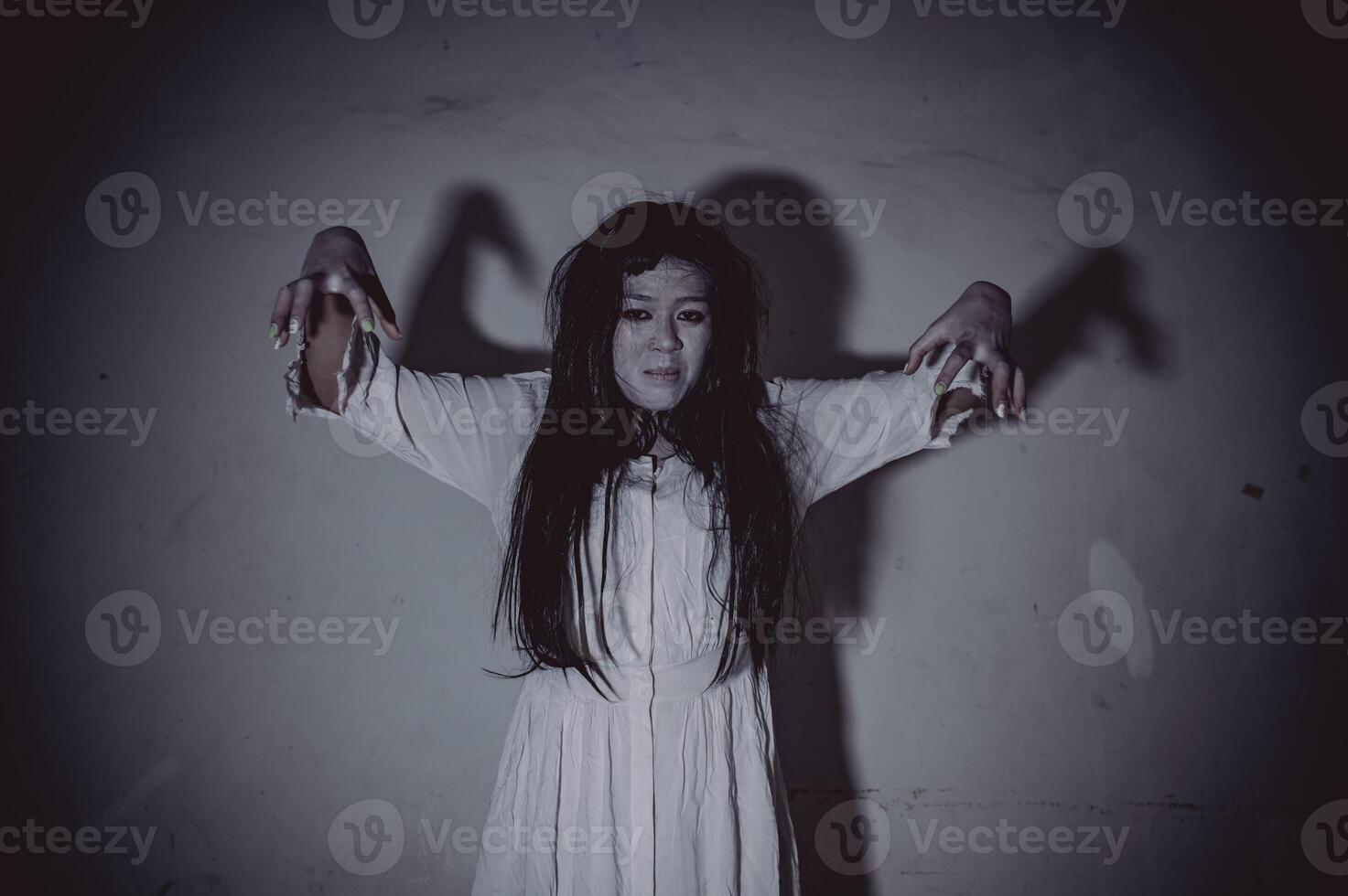 porträt der asiatischen frau bilden geist, gruselige horrorszene für hintergrund, halloween-festivalkonzept, geisterfilmplakat foto