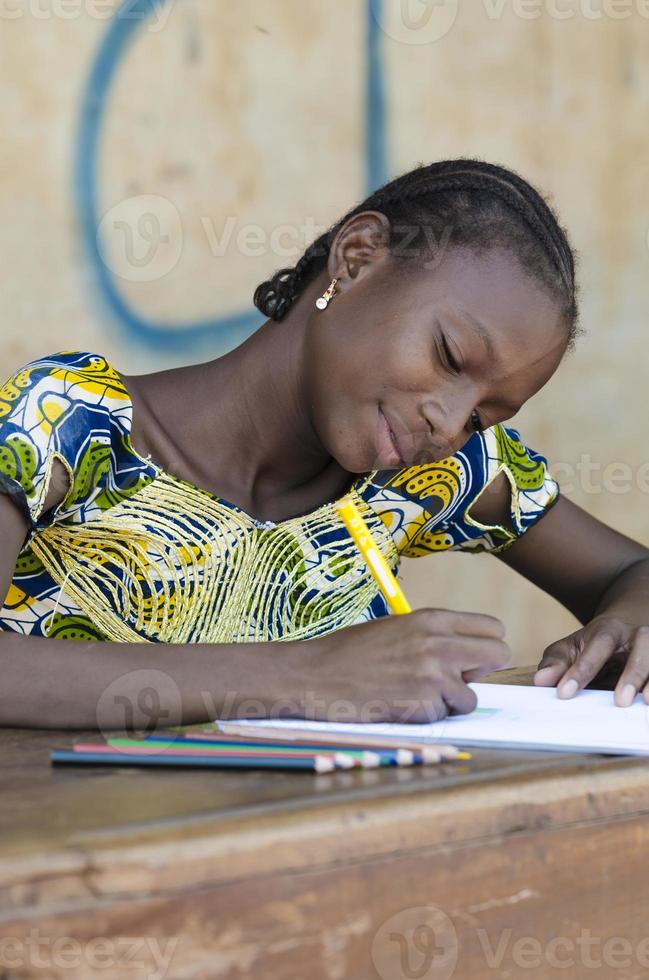 Bildung für afrikanische Kinder: Schreiben von Briefen mit Farbstiften foto