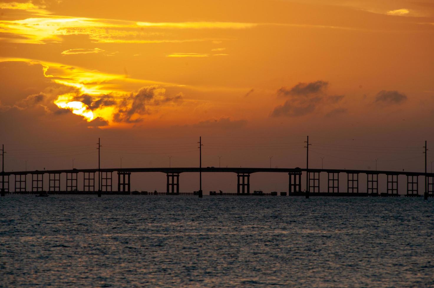 Sonnenuntergang Queen Isabella Bridge South Padre Island foto