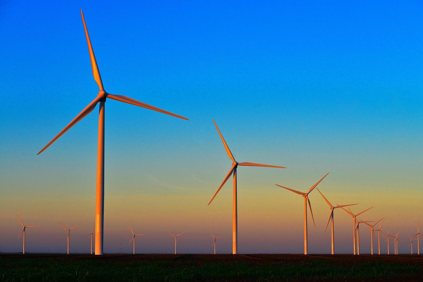 Texas-Windpark bei Sonnenuntergang foto