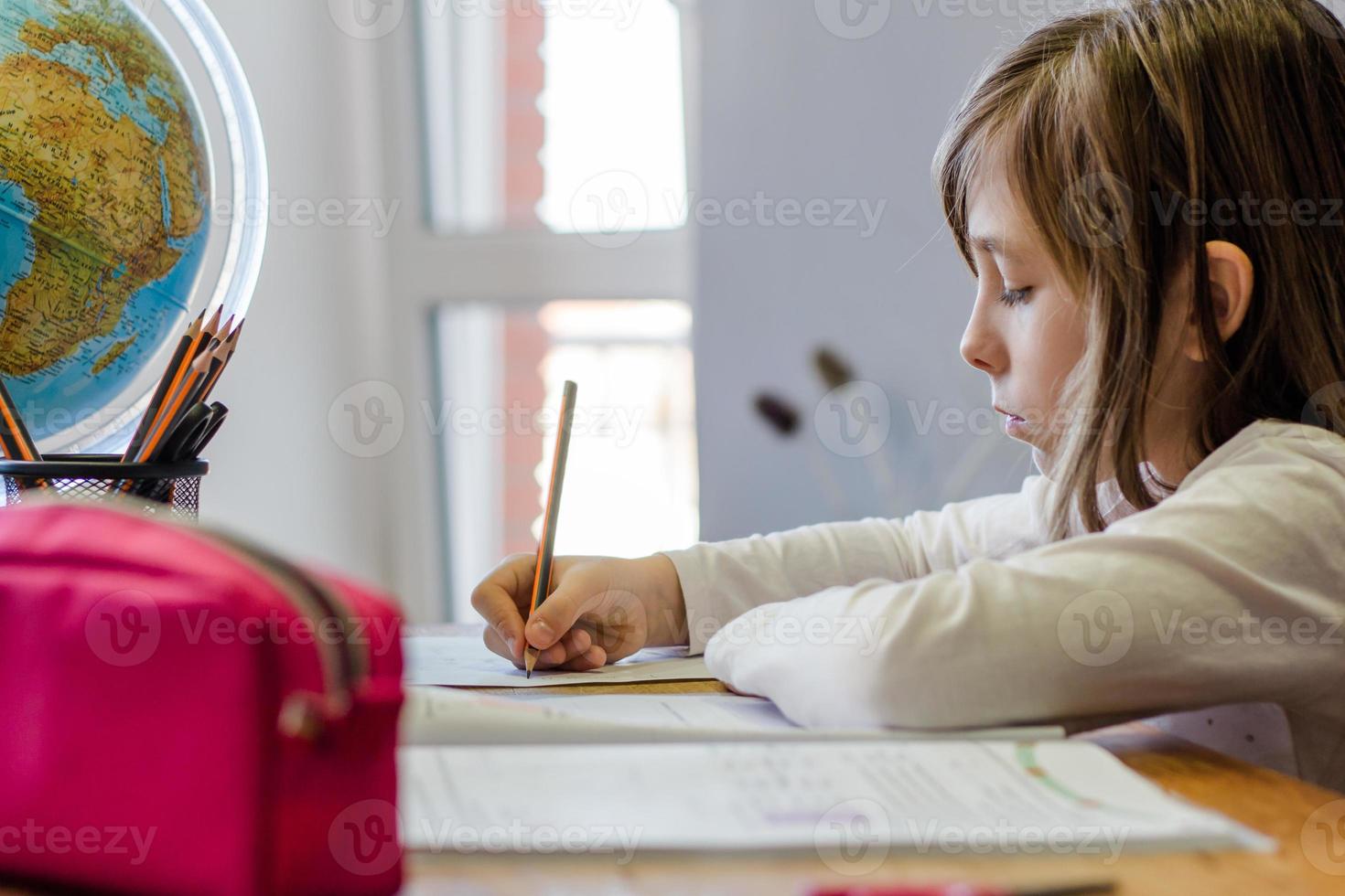 Mädchen macht Hausaufgaben foto