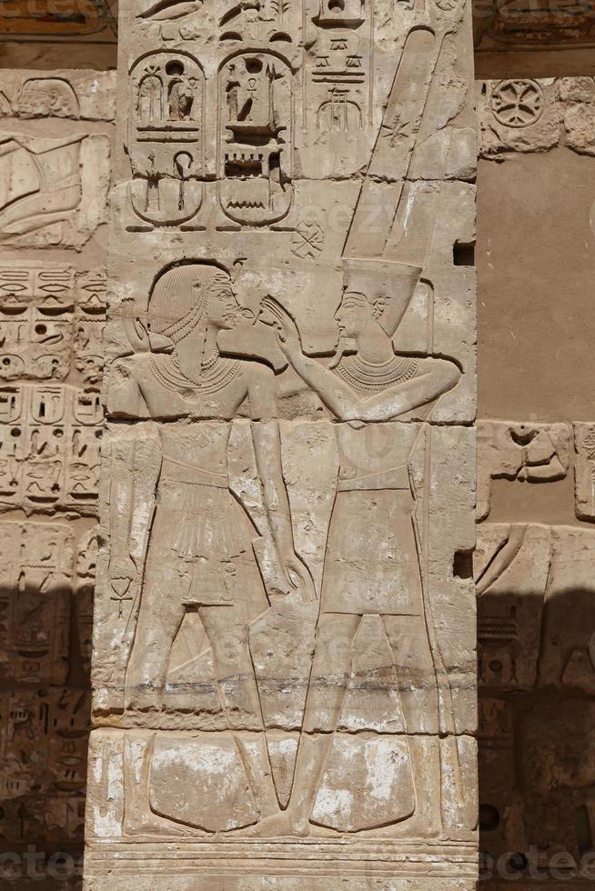 ägyptische hieroglyphen im medinet habu tempel, luxor, ägypten foto